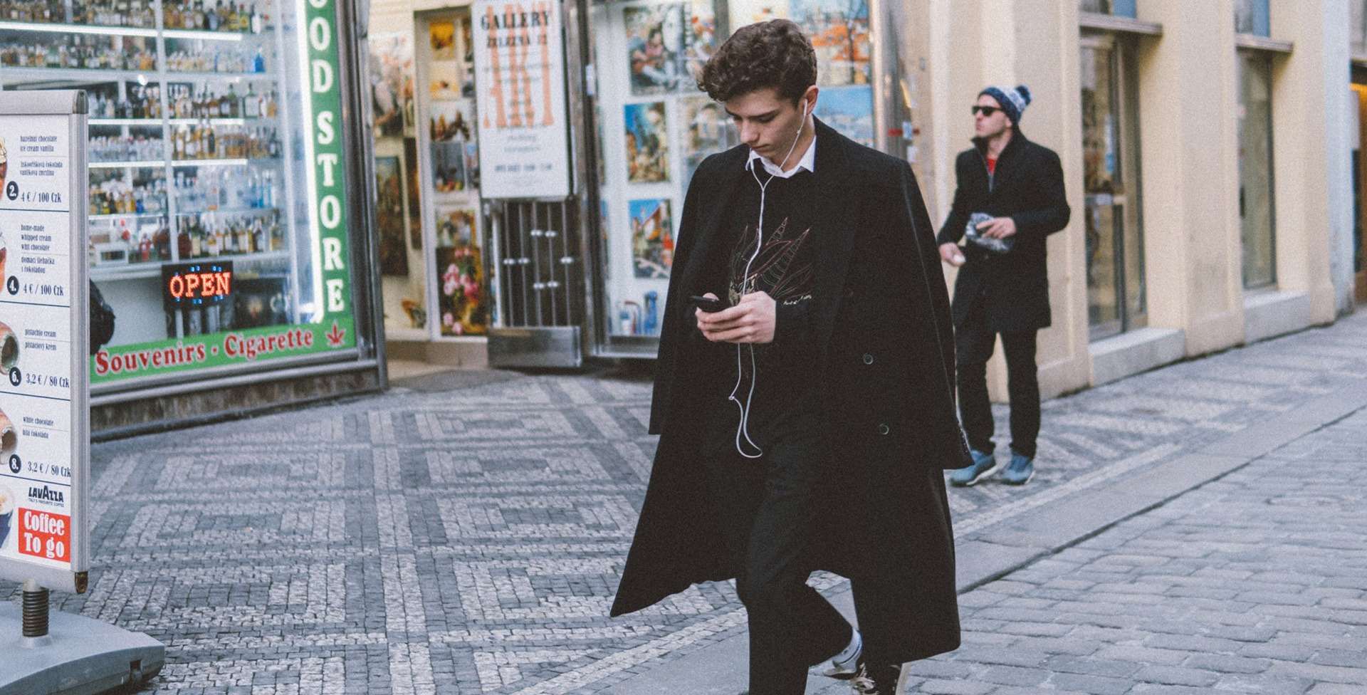Jongen in de straten van Praag