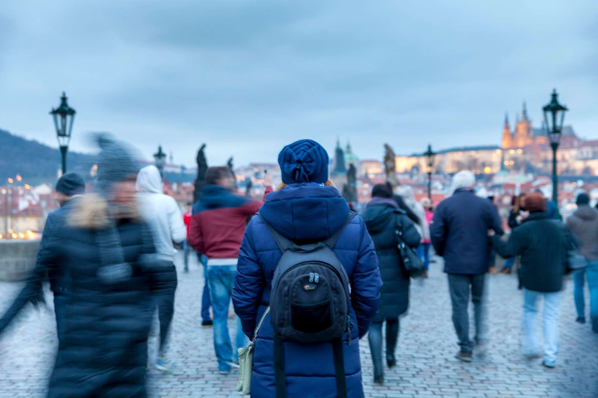 Meisje staat stil in de stad om van het uitzicht te genieten