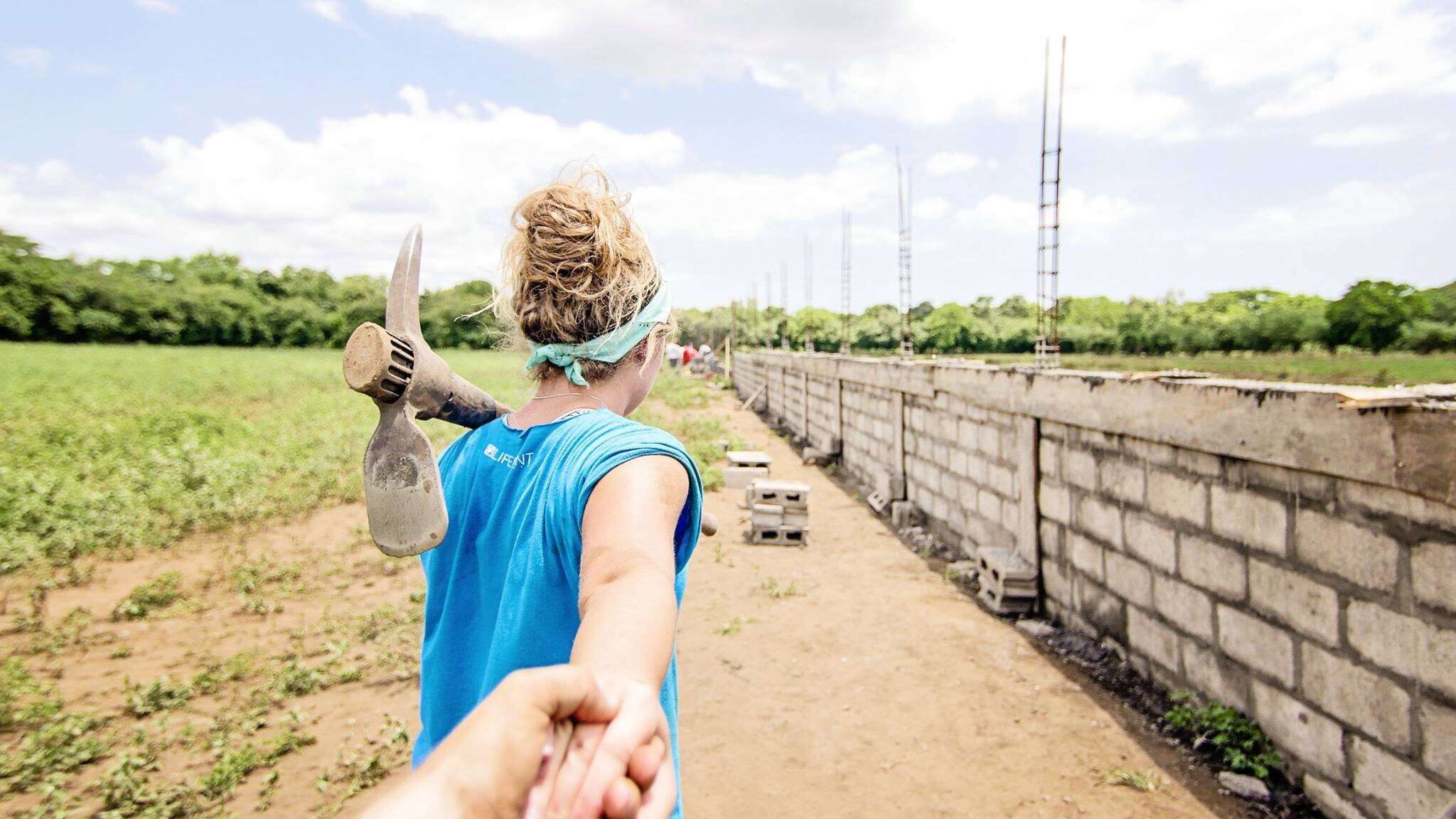 Meisje neemt iemand mee aan het werk als vrijwilliger in het buitenland