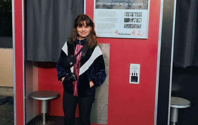 Meisje voor een fotohokje in Hamburg