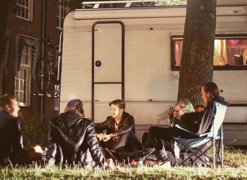 Niels met zijn band bij een camper