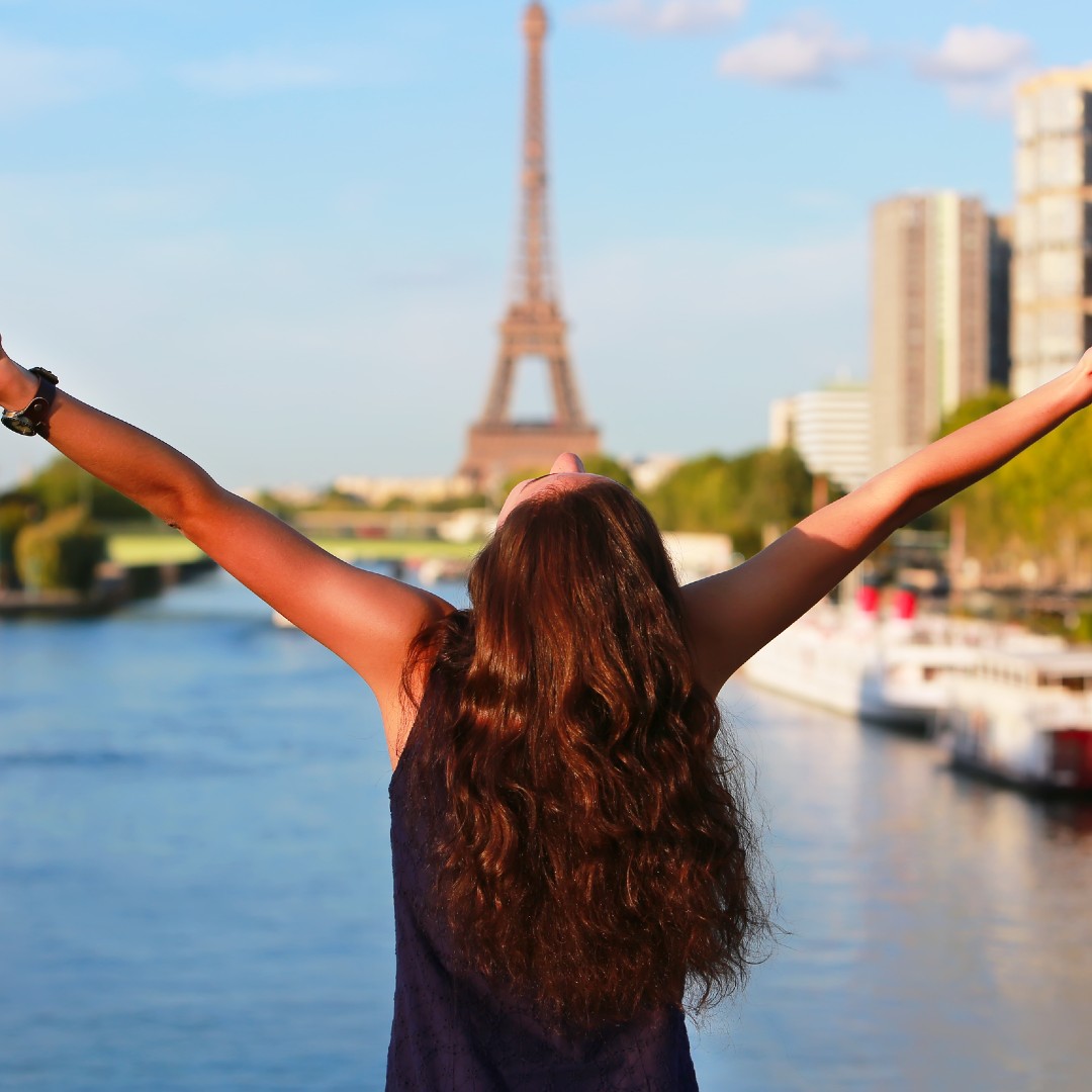 Meisje voor de Eiffeltoren in Parijs