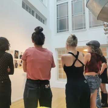 Levvel MEE groepje bekijkt foto's