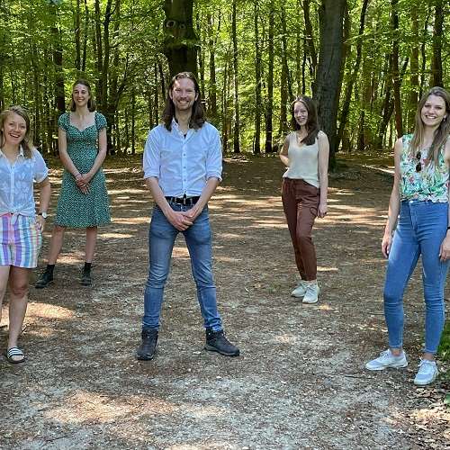 projectgroep in het bos